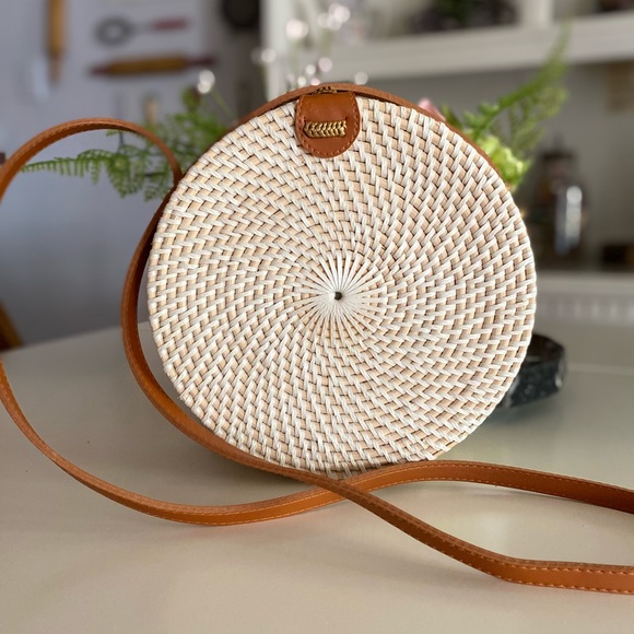 Cute Round Tan Woven Straw Crossover Purse. - Picture 6 of 16